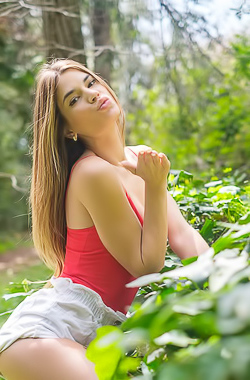 Lorena Hidalgo Wriggles Out Of Her Shorts For A First Look At Her Curvy Ass