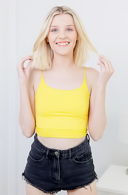 Maria Anjel Peel Off Her Clothes And Show Off Her Slim Sexy Body