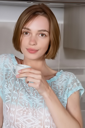 Amy Moloko Tempts With Lazy Striptease Inukovigans Kitchen